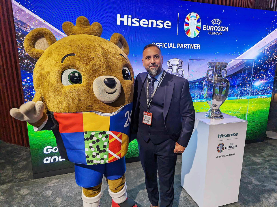 I dag ble det offentliggjort at Hisense er offisiell partner for fotball-EM i Tyskland i 2024. På bildet EM-maskoten (t. v.) og nordisk salgsdirektør for TV, Daniel Eriksson. Foto: Stian Sønsteng
