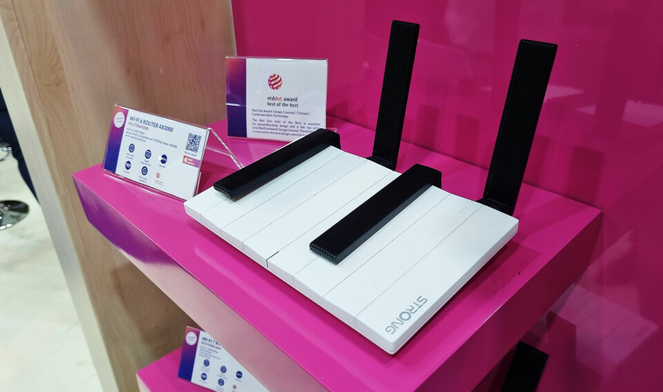 Den nye Wifi 7 ruteren fra Strong har et design basert på pianotangenter. Foto: Jan Røsholm