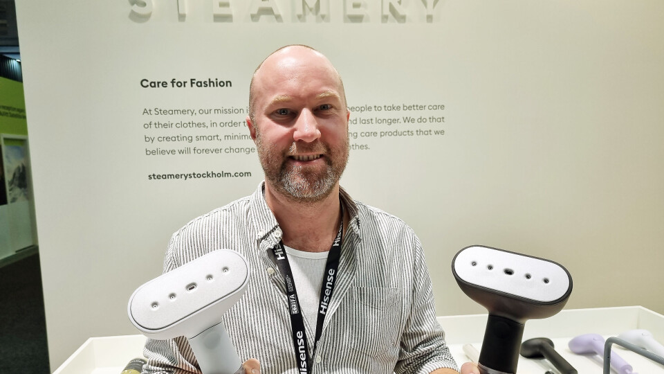 BEVARER KLÆRNE MED DAMP