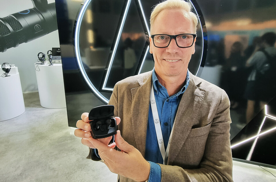 Mats Cederholm med de nye trådløse øreproppene. Foto: Jan Røsholm