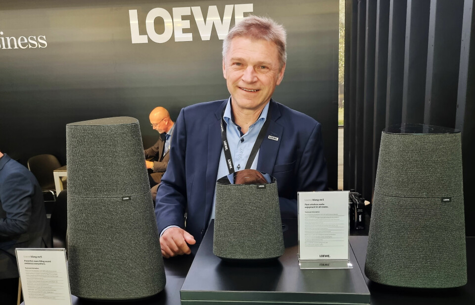 Michael Brandi med et utvalg trådløse Klang-høyttalere fra Loewe. Foto: Jan Røsholm