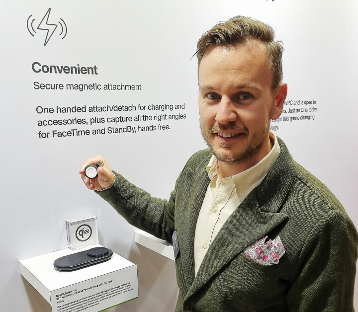 Björn Selström med de to nye trådløse laderne fra Belkin. Den lille proppen han holder er til lading av Apple Watch. Foto: Jan Røsholm