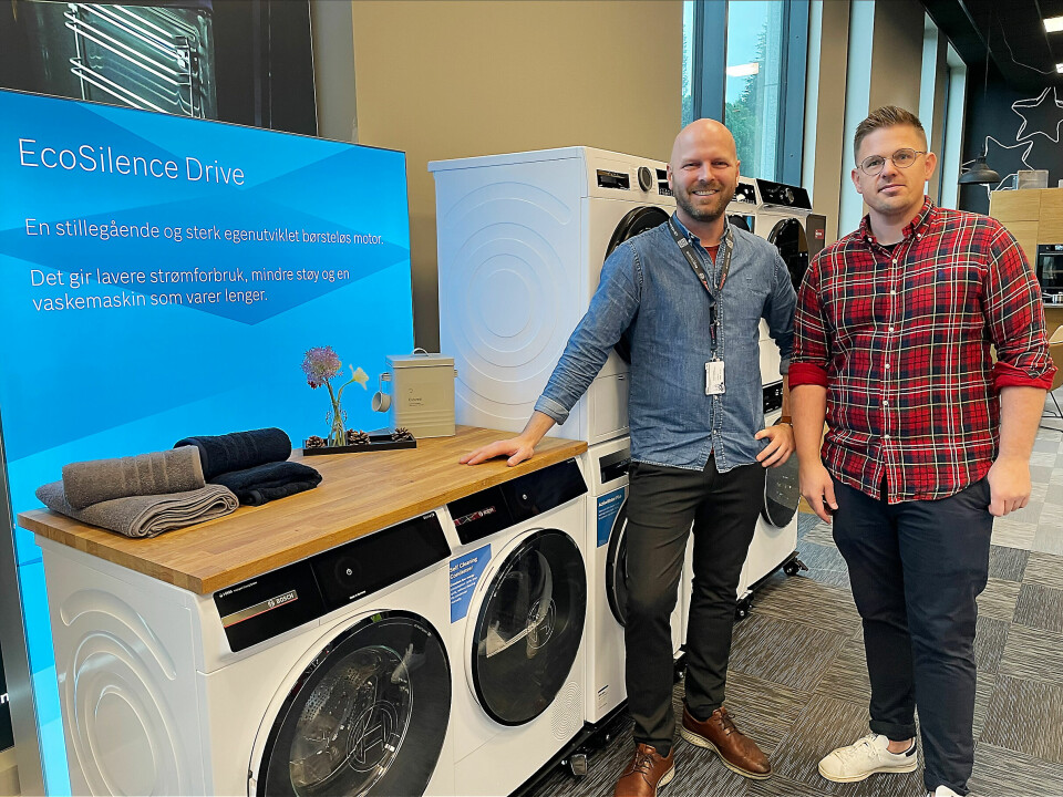 Morten Kristensen, nordisk prosjektansvarlig i BSH viser fram selskapets nye vaskemaskiner sammen med nøkkelkundeansvarlig Stian Pettersen. Foto: BSH