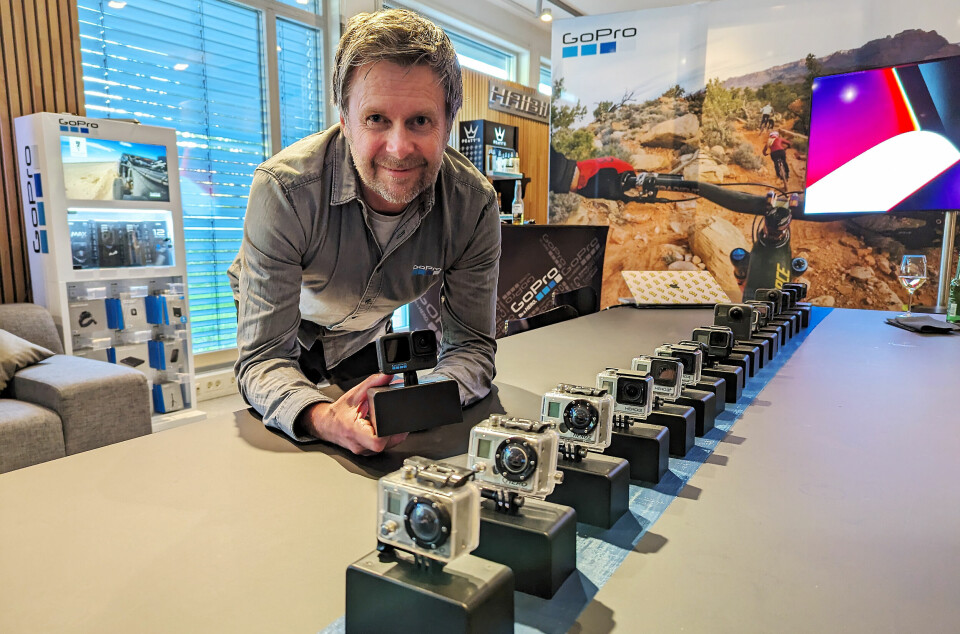 Bent Broklev i Response Nordic viser under lanseringen av Hero 12 Black også tidligere generasjoner GoPro-kamera. Foto: Stian Sønsteng
