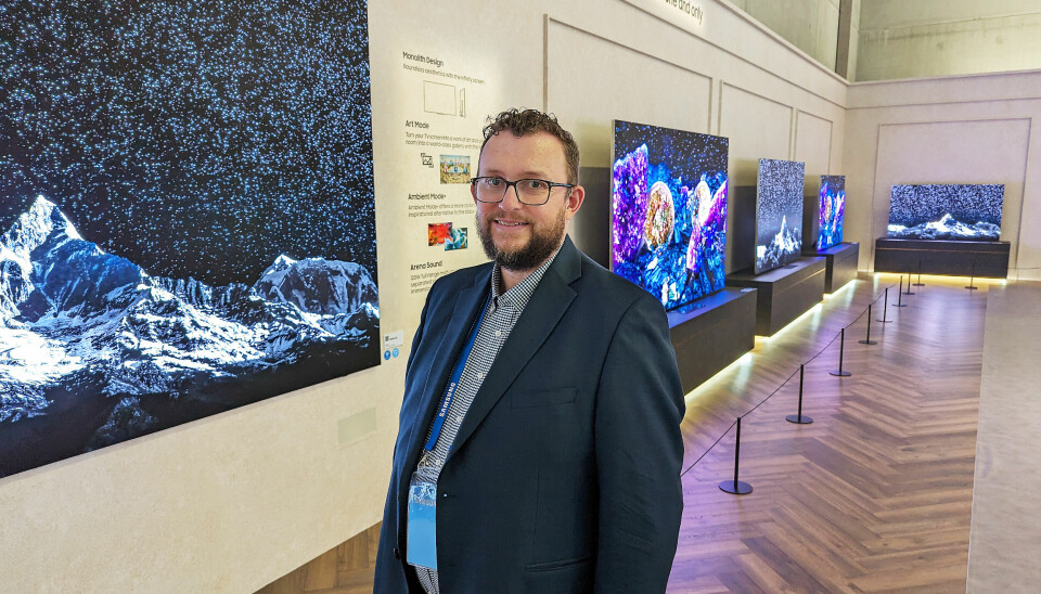 Knut-Eirik Bruvold-Rørnes i Samsung viser mikro-led-TVer i de nye størrelsene 76, 89, 101 og 114 tommer. Foto: Stian Sønsteng