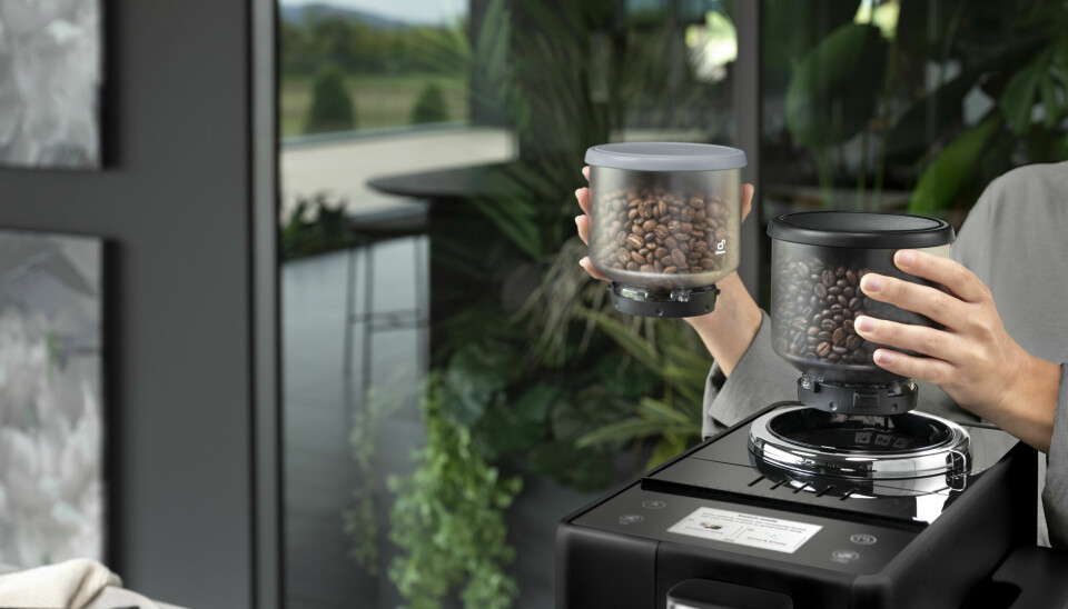 Med to beholdere kan man fra kopp til kopp veksle mellom hvilken kaffebønne man bruker. Foto: De'Longhi