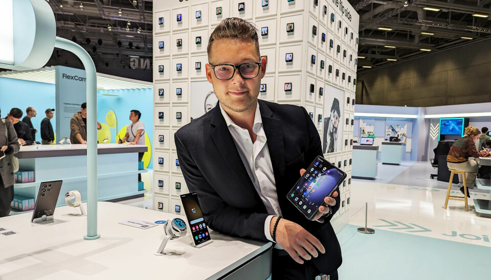 Niclas Juul i Samsung viser på IFA blant annet Fold4, Flip5 og Watch6. Foto: Stian Sønsteng