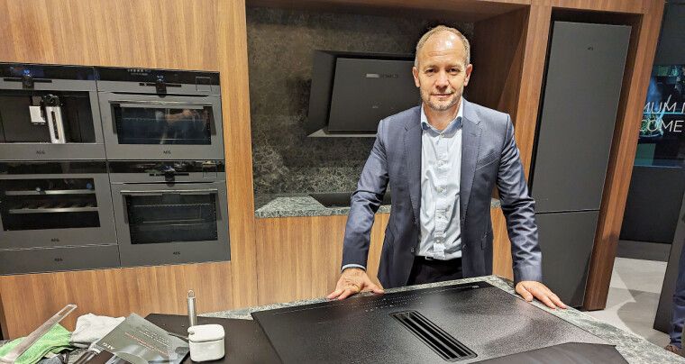 MER HOLDBART MED SAFIRGLASS