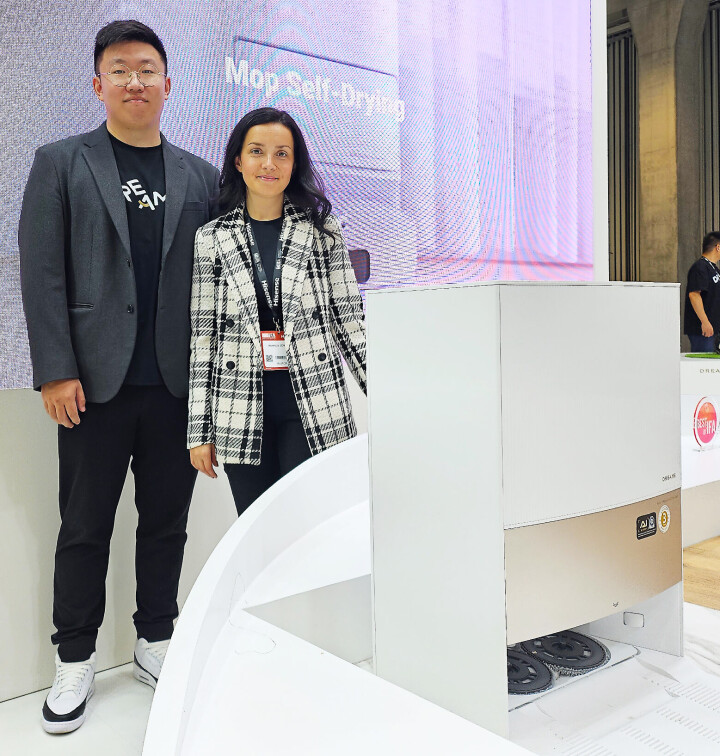 Aydin Alim (t. v.), nordensjef for Dreame og produktansvarlig for SDA hos distributøren Gandalf, Kamala Jonsson, foran selskapets flaggskipmodell L20 Ultra. Foto: Marte Ottemo