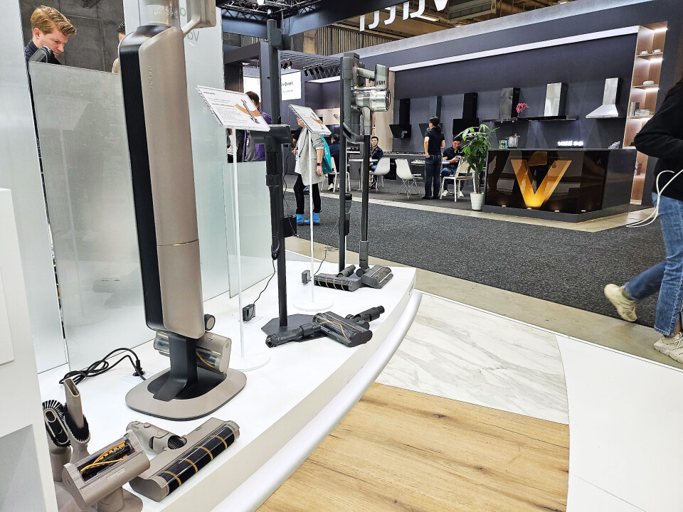 Nye Dreame H12 Pro Wet and Dry har en motor som hjelper deg dytte støvsugeren rundt på gulvet. Foto: Marte Ottemo