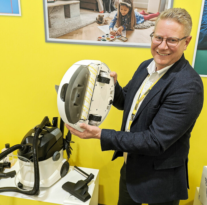 Finn Kristoffer Larsen i Kärcher med robotvaskeren RCF 3. Foto: Stian Sønsteng