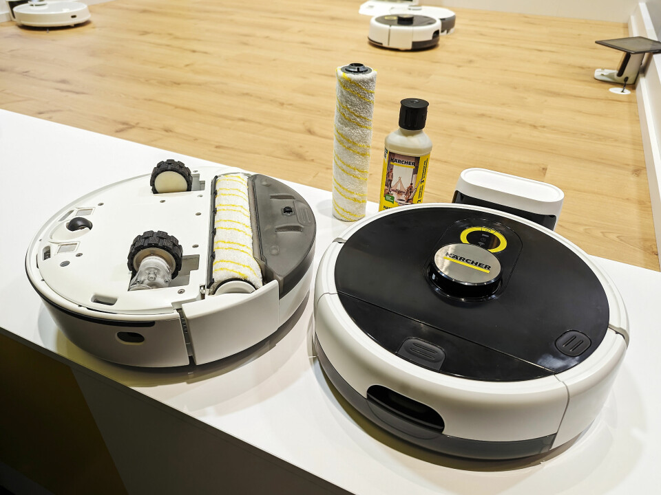 Robotvaskeren Kärcher RCF 3 har roterende børster, vasker med såpe og vann, og samler spillvannet i en egen tank. Foto: Stian Sønsteng