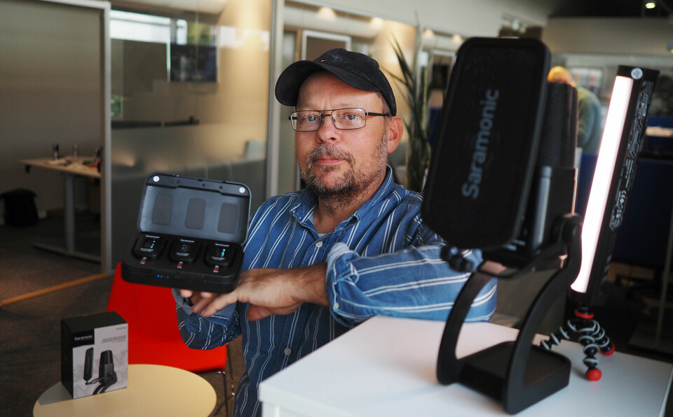 Produktsjef Odd Bergstø fotografert i 2020 med noen av mikrofonsystemene fra Saramonic. Foto: Stian Sønsteng