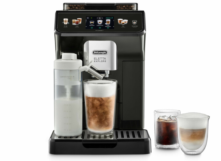 «Årets kjøkkenprodukt 2023/2024» er De'Longhis 2023-modeller i Eletta Explore-serien med Cold Brew-funksjon. De helautomatiske kaffemaskinene lager både varme og kalde kaffedrikker, og leverandørens tre egenutviklede teknologier tilbyr 50 ulike kaffedrikker. Pris: 13.800,-
