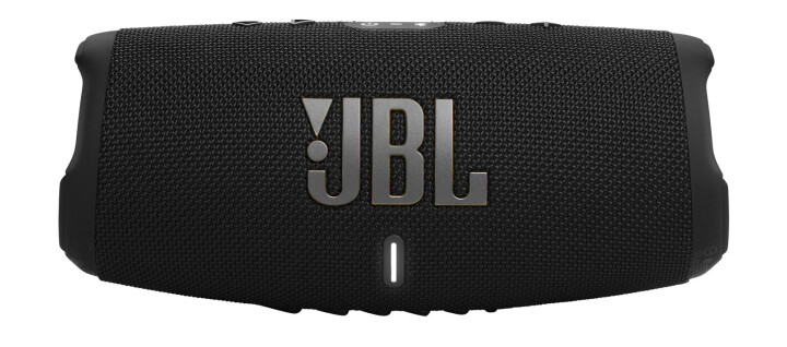 «Årets lydprodukt 2023/2024» er JBL Charge 5 Wi-Fi. Blåtannhøyttaleren kommer med både wifi og blåtann-tilkopling, og har opptil 20 timer spilletid på én lading. JBL Original Pro Sound og 3-veis høyttalere skal gi lavere forvrengning og kraftig bass ved høyt volum. Pris: 2.500,-