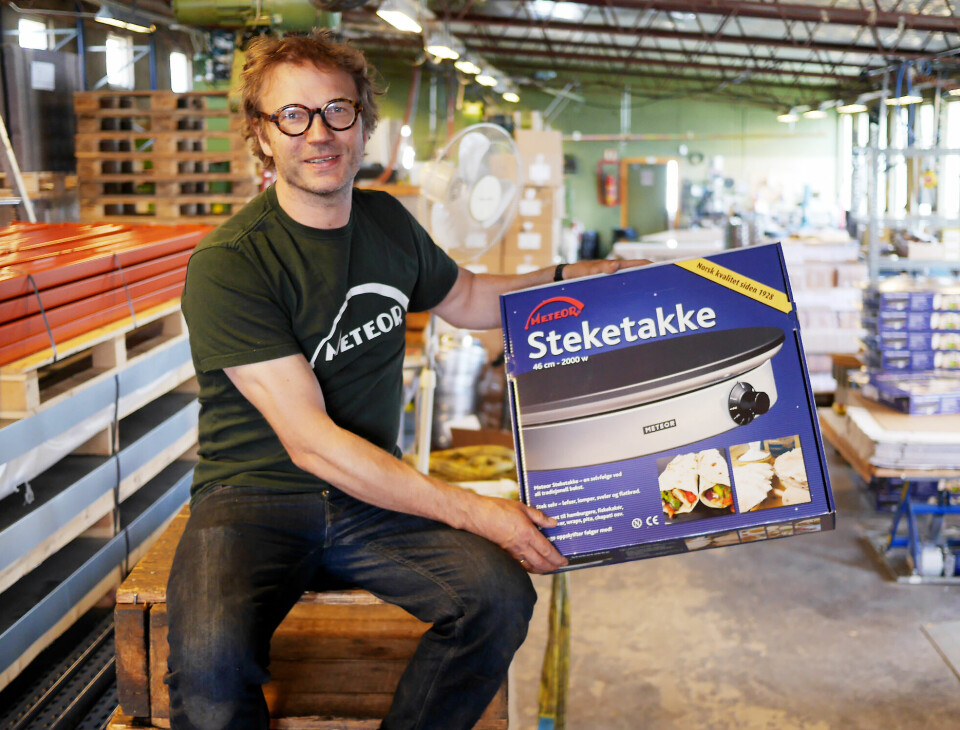 Håvid Engmark i Engmark Meteor AS produserer steketakker på Kaldbakken i Oslo. Foto: Stian Sønsteng