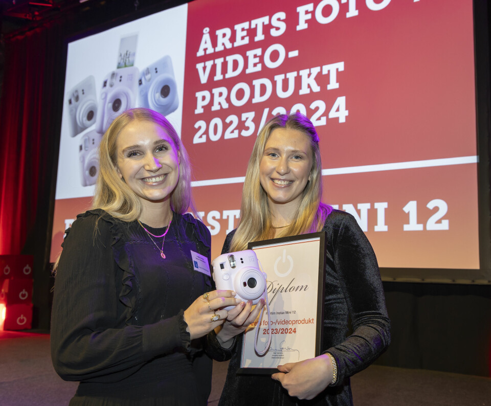 Synne Thorsbakken (t. v.) og Cecilie Øverland i Fujifilm mottok prisen for «Årets foto-/videoprodukt 2023/2024». Foto: Tore Skaar