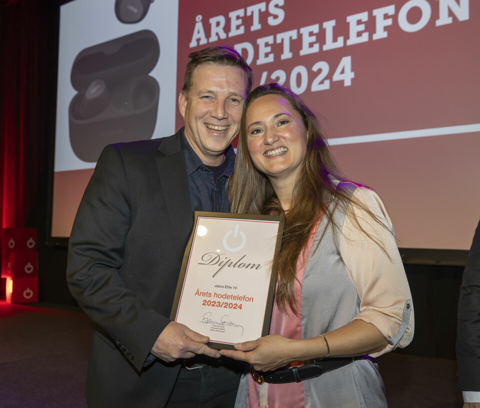 Tore Wøllo Bjørnsengen (f. v.) og Susanne Meiniche mottok prisen for «Årets hodetelefon 2023/2024». Foto: Tore Skaar