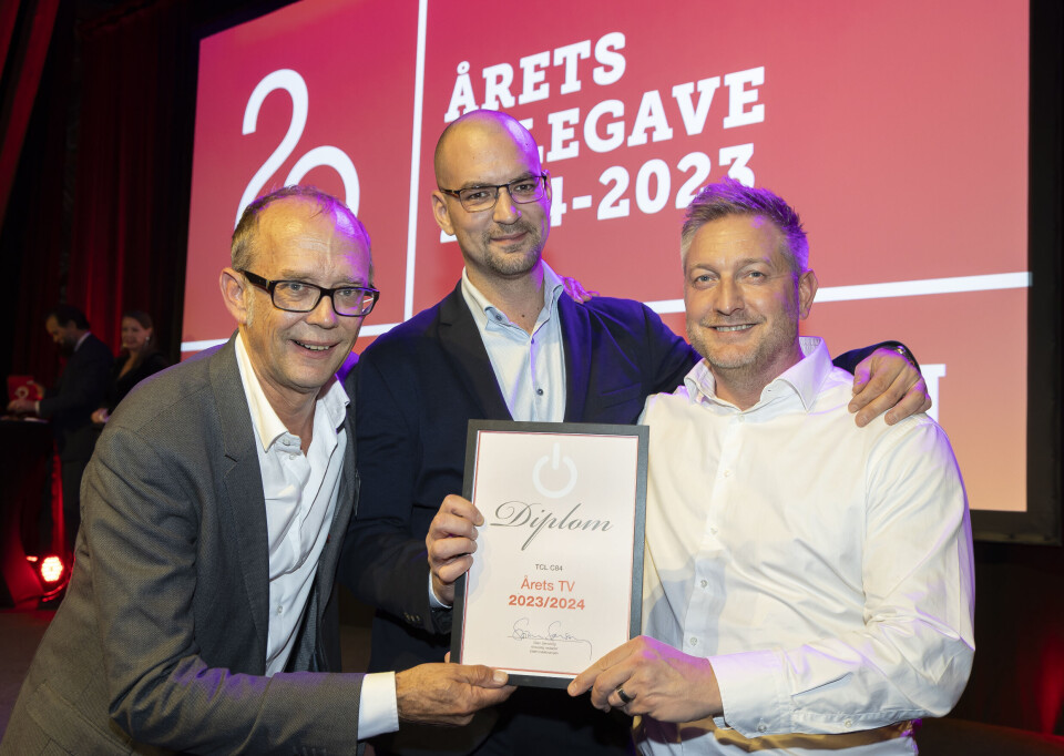 Johan Huss (f. v.), Sebastian Skarp og Per Svensk mottok prisen for «Årets TV 2023/2024». Foto: Tore Skaar