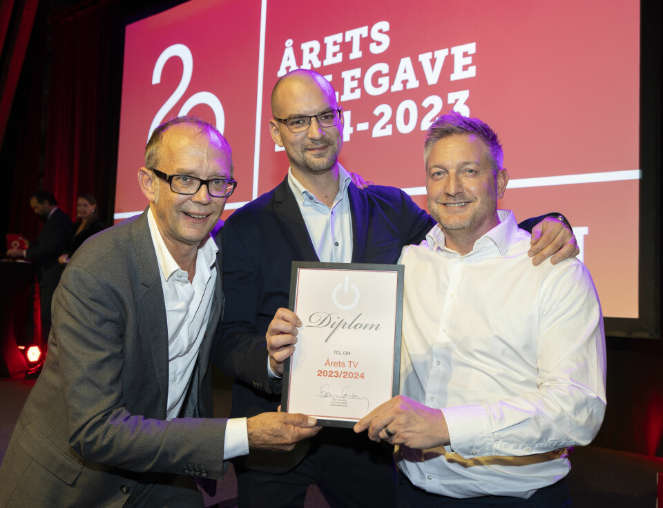 Johan Huss (f. v.), Sebastian Skarp og Per Svensk i TCL mottok prisen for «Årets TV 2023/2024». Foto: Tore Skaar