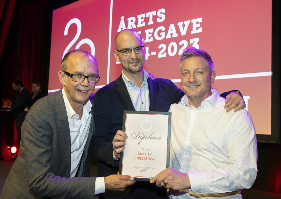 Johan Huss (f. v.), Sebastian Skarp og Per Svensk mottok prisen for «Årets TV 2023/2024». Foto: Tore Skaar