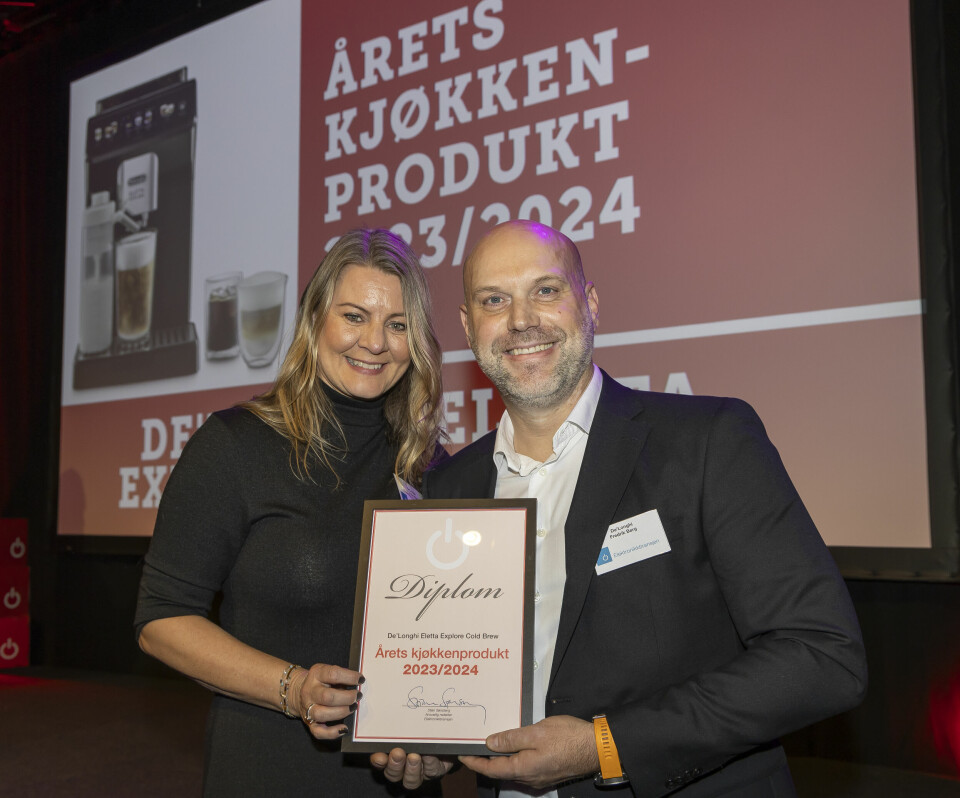 Linda Merete Handeland (t. v.) og Fredrik Berg i De'Longhi mottok prisen for «Årets kjøkkenprodukt 2023/2024». Foto: Tore Skaar