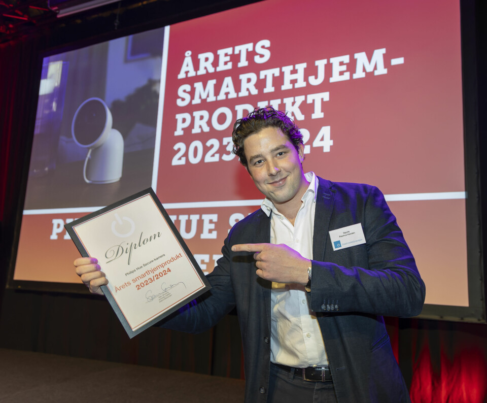 Rasmus Kanden i Signify mottok prisen for «Årets smarthjemprodukt 2023/2024». Foto: Tore Skaar