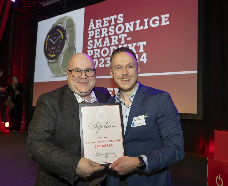 Morten Evjen (f. v.) og Jonas Johansen mottok prisen for «Årets personlige smartprodukt 2023/2024». Foto: Tore Skaar