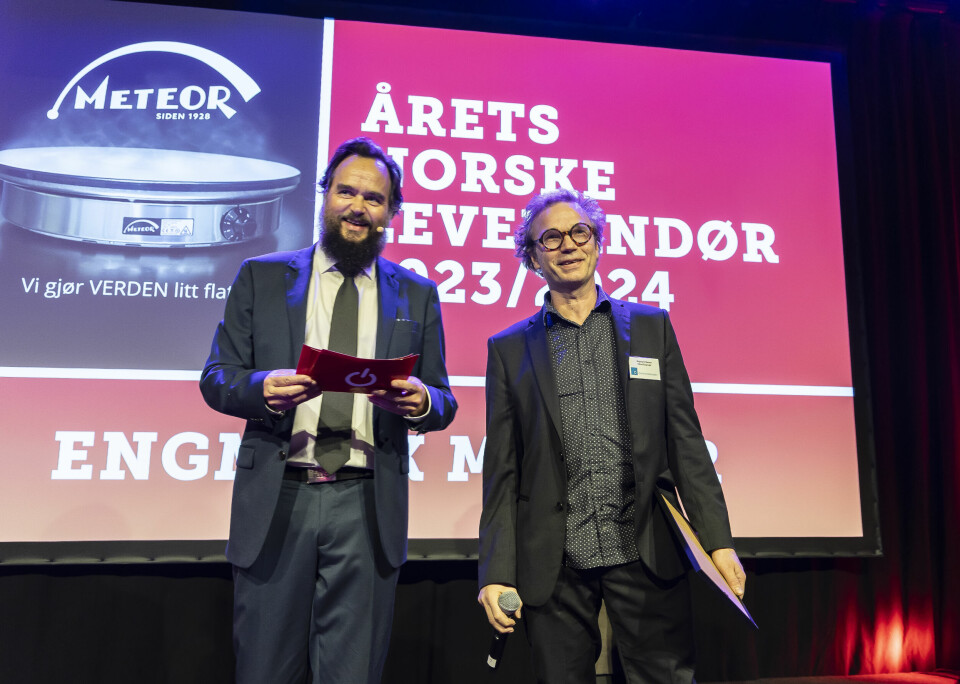 Stian Sønsteng delte ut prisen for «Årets norske leverandør 2023/2024» til Håvid Engmark. Foto: Tore Skaar