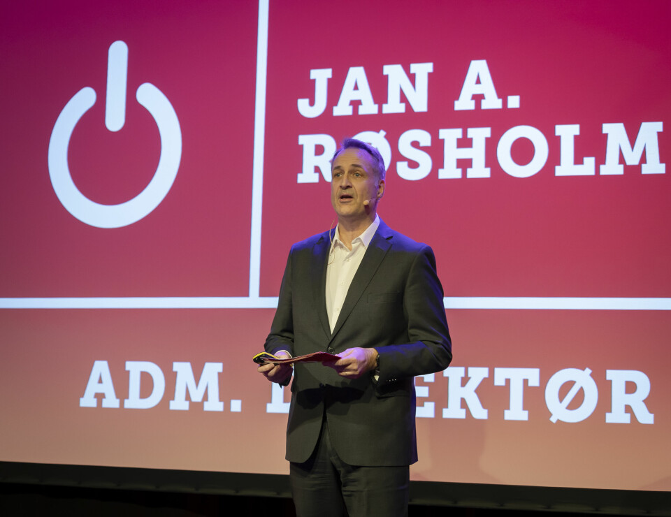 Jan Røsholm (Stiftelsen Elektronikkbransjen) på scenen. Foto: Tore Skaar