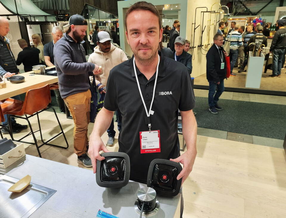 Rune Olsen i Bora med vakuumeringsmaskinen Qvac og boksene som følger med. Foto: Jan Røsholm