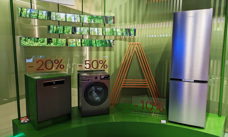På et podium har Grundig samlet oppvask, vask og kombiskap med energiklasse A -20%, -50% og -10%. Foto: Stian Sønsteng
