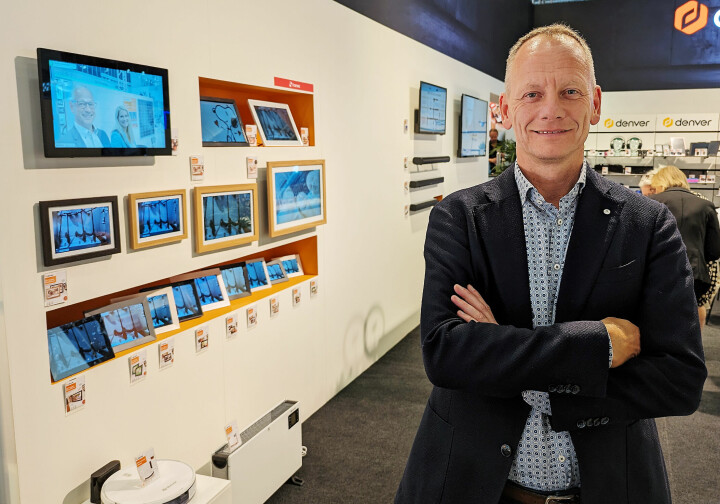 Torben Ulrich i danske Denver viser på IFA blant annet Frameos digitale fotorammer. Foto: Stian Sønsteng