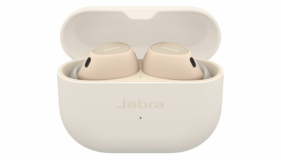 Jabra Elite 10 har seks timer batteritid i proppene, og ytterligere 21 timer i ladeetuiet. Foto: Jabra