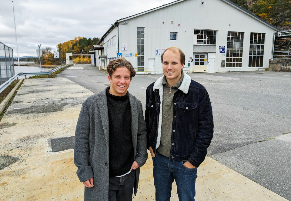 Karsten Berner (t. v.) og William Thomas foran bygget Retail Repair og Retail Support flytter inn i, ved det tidligere Statoil-anlegget på Fargerstrand. Foto: Stian Sønsteng