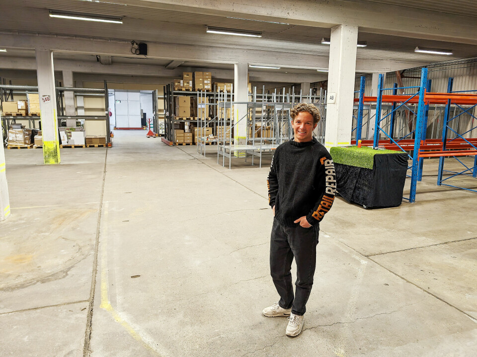 Driftssjef Karsten Berner i Retail Repair i hallen der selskapet skal samle teknikerne sine. Foto: Stian Sønsteng