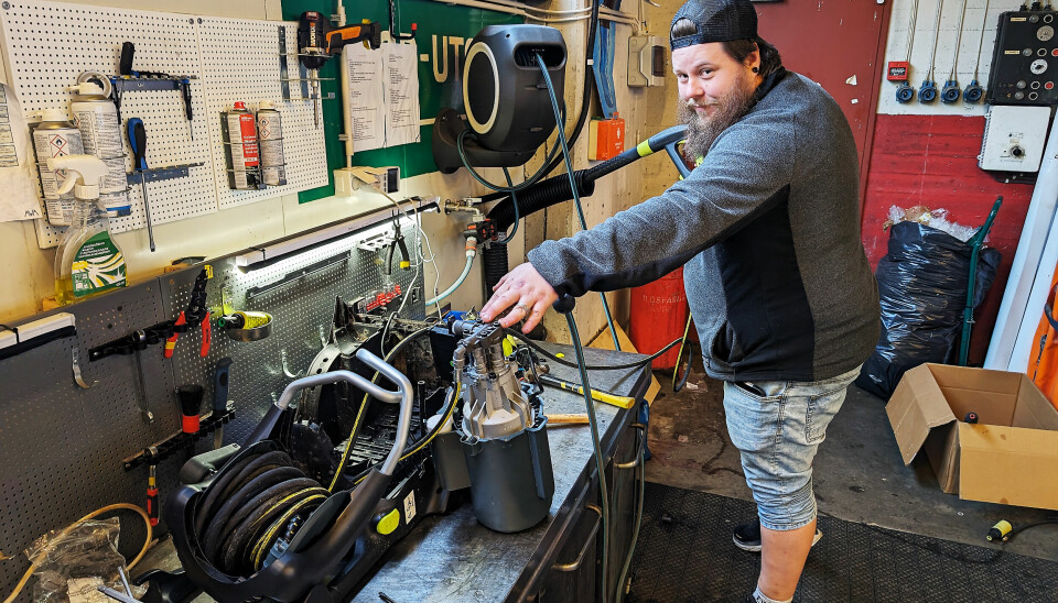 Marius Edvardsen reparerer en høytrykksspyler fra Ava. Foto: Stian Sønsteng