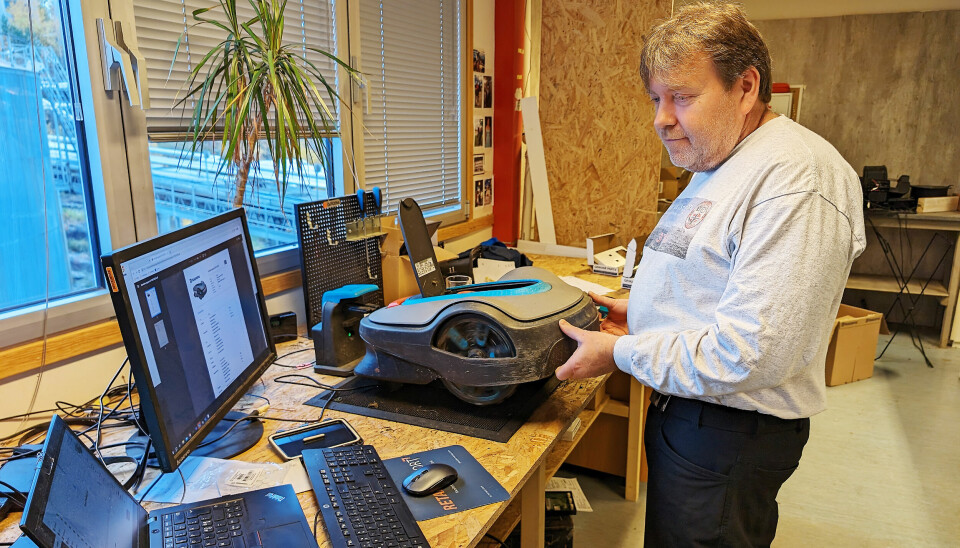 Rune Egil Øye reparerer en robotgressklipper fra Gardena. Foto: Stian Sønsteng