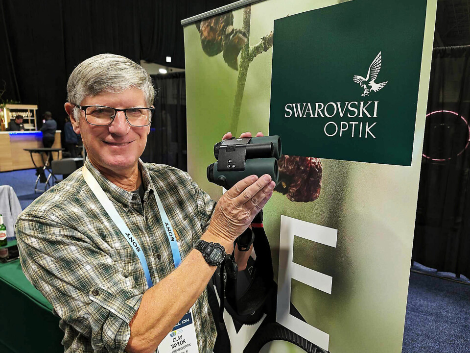 Swarovski AX Visio skal være verdens første smartkikket. Den kjenner igjen 8.000 fuglearter, kan ta stillbilder og video, og har 18 GB internminne. Pris: 4.800 USD. På bildet Clay Taylor. Foto: Stian Sønsteng