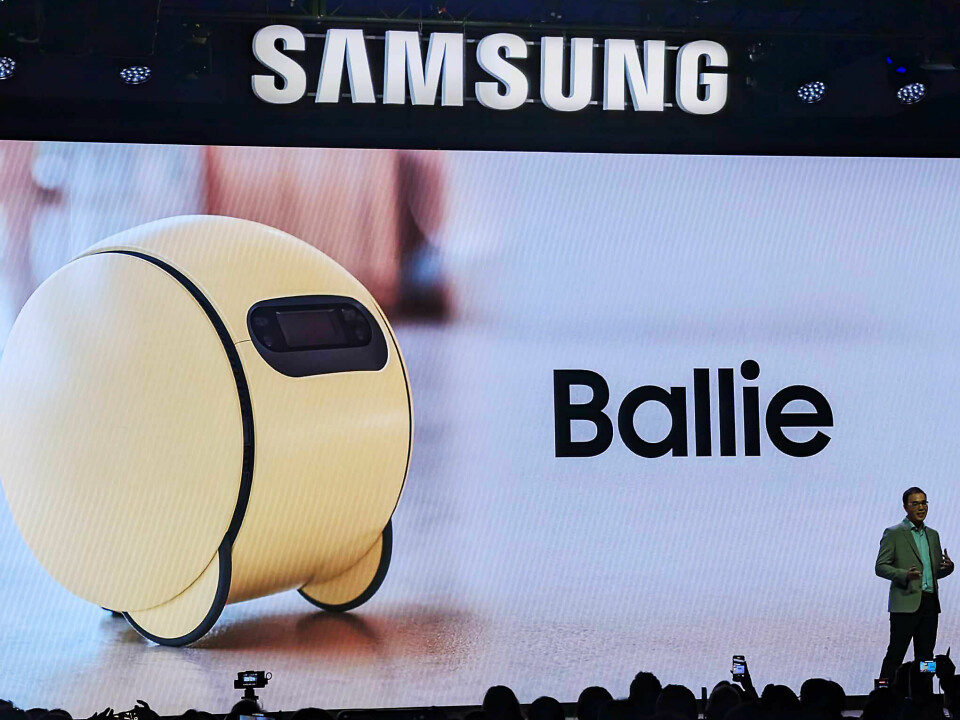 Samsungs hjemmerobot med projektor, Ballie, fikk applaus da den ble lansert under pressekonferansen deres på CES. Foto: Stian Sønsteng