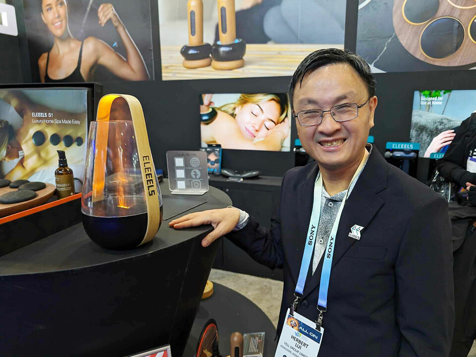 Herbert Lui i Eleeels med S5 Aroma Diffuser der led-pærer lyser opp vanndamp. Pris: 140 euro. Foto: Stian Sønsteng