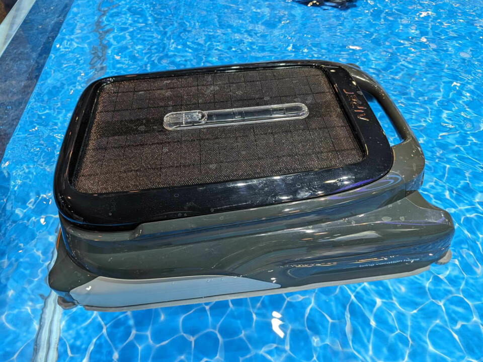 Aiper Surfer S1 har solcellepanel, som øker batteritiden fra 2,5 til 10 timer. Den navigerer seg med etter informasjonen fra et kamera, og renser vannoverflaten i bassenget. Pris: 650 USD. Foto: Stian Sønsteng
