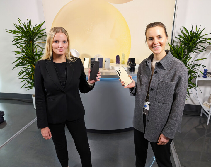 Elin Axelsson (t. v.) og Henriette Sundin i Samsung ga under CES-messen i Las Vegas en forhåndsvisning av Galaxy S24-serien. Foto: Stian Sønsteng