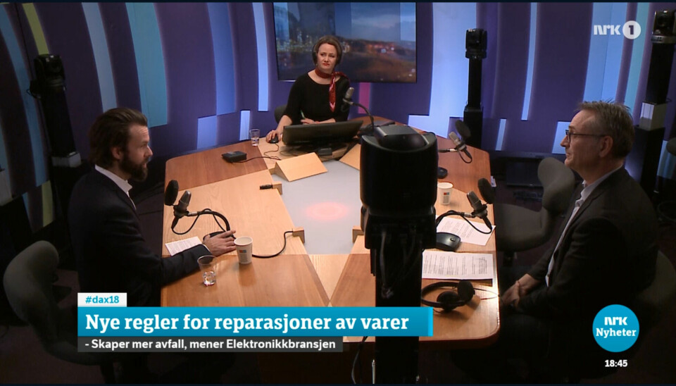 Forbrukerkjøpsloven var 4. januar tema i Dagsnytt 18 på NRK, med Jan Adelsten Røsholm i Stiftelsen Elektronikkbransjen (t. h.) og Thomas Iversen i Forbrukerrådet i studio hos programleder Sigrid Sollund. Skjermdump fra NRK.
