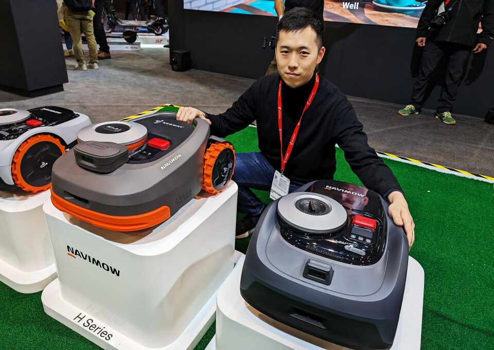 Ryan Kong i Segway Navimow med den nye i-serien (t. h.), og H-serien som allerede er i handelen. Foto: Stian Sønsteng
