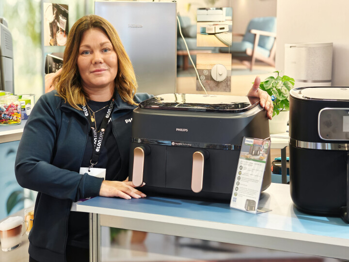 Bibbi Jansson i Versuni med Philips Airfryer 3000 Dual Basket NA352. Foto: Stian Sønsteng