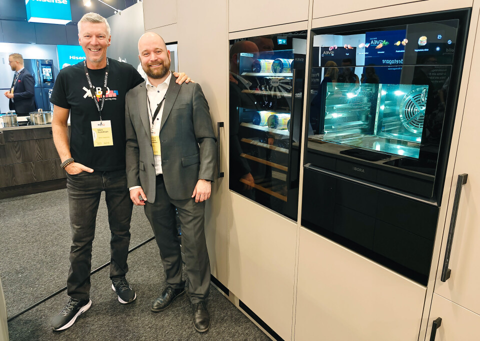 Måns Gustafsson (t. v.) og Armand Munther Gustavson viser Temptech Oslo OZ90DB og Bora XBO i samme kjøkken. Foto: Stian Sønsteng