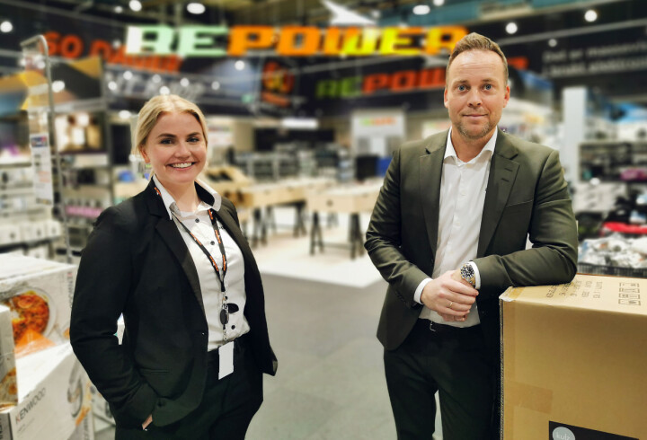 Bærekraftsjef Ine Opseth (t. v.) og Power-sjef Anders Nilsen under åpningen av den første RePower-butikken, i desember 2021 på Alnabru. Foto: Stian Sønsteng