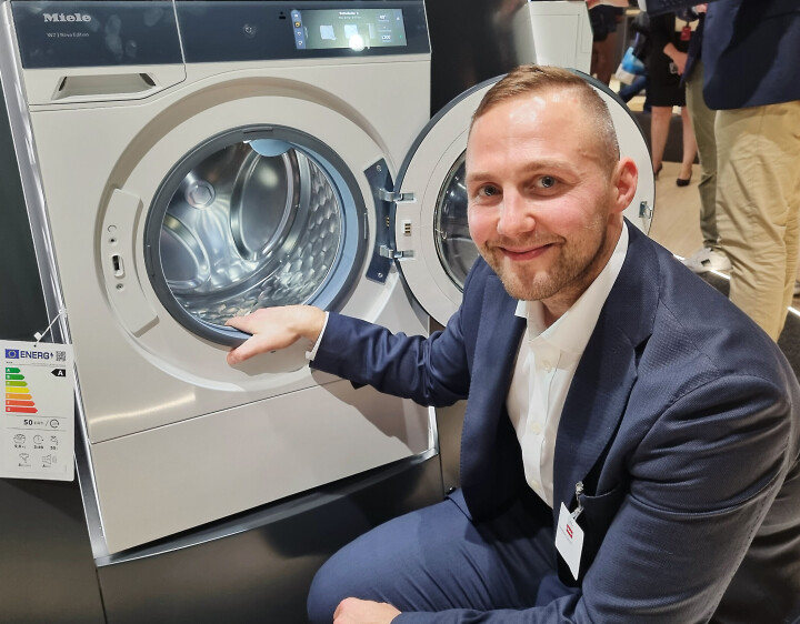 Alexander Wannoff med den nye vaskemaskinen Miele W2, uten skovler i trommelen. Foto: Jan Røsholm