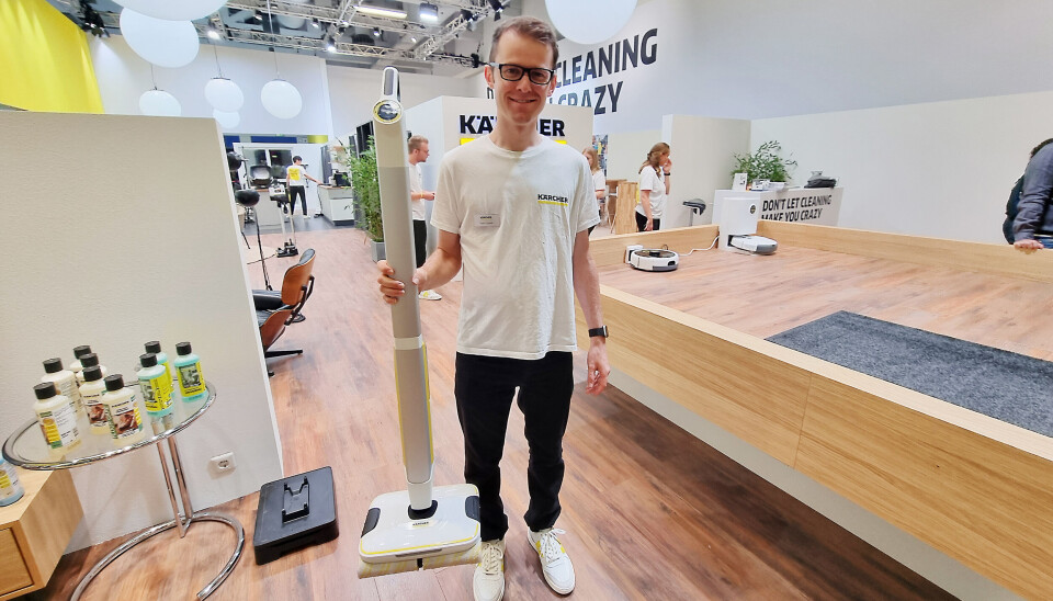 Kevin Schrof viser frem toppmodellen FC8. Foto: Jan Røsholm